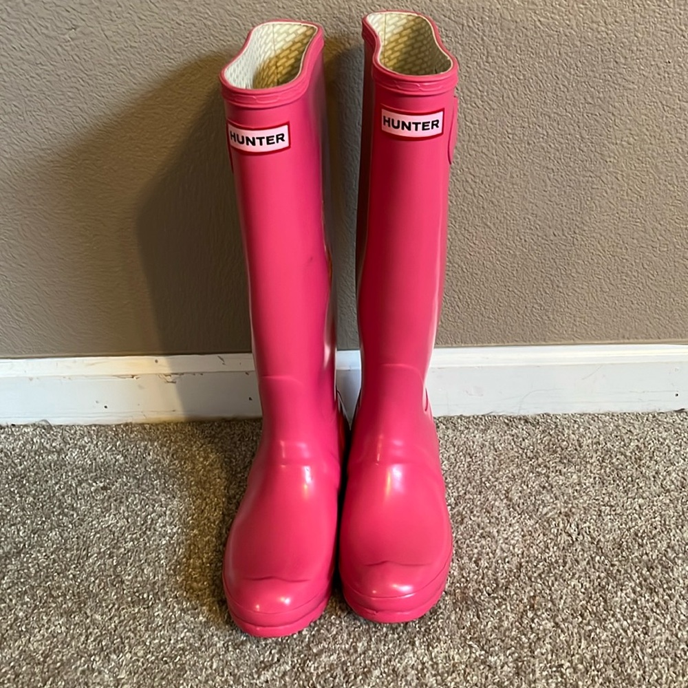 Hot pink hunter rain boots, barely worn, size 6 women’s